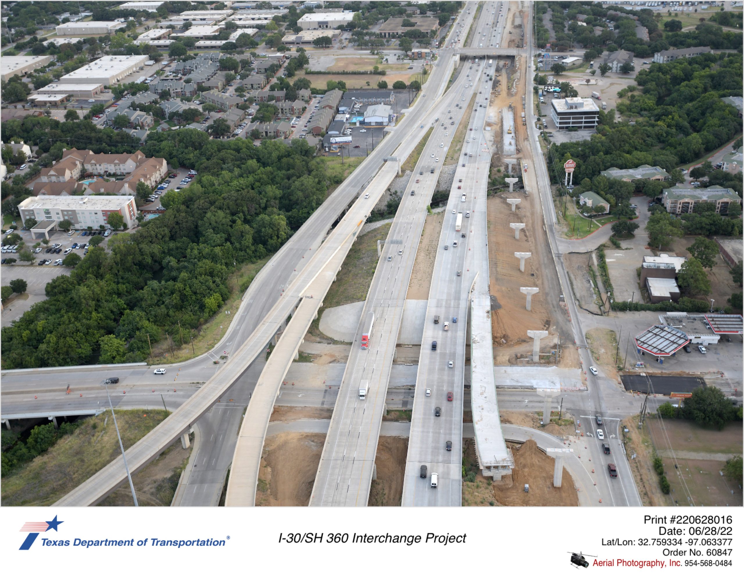 SH 360 looking north over Lamar Blvd. Construction of northbound frontage road and direct connectors is shown.